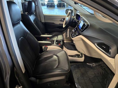 Used 2017 Chrysler Pacifica Platinum FWD image 33