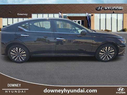 Used 2025 Nissan Altima 2.5 SV FWD image 6
