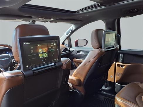 Used 2021 Chrysler Pacifica Limited w/ Uconnect Theater Family Group image 12