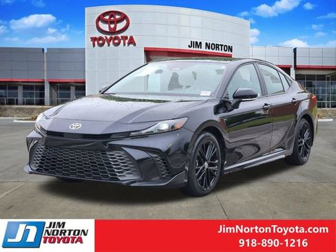 Used 2025 Toyota Camry SE FWD image 3