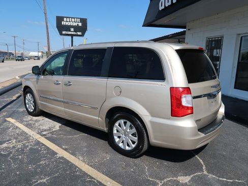 Used 2015 Chrysler Town & Country Touring w/ Driver Convenience Group image 4