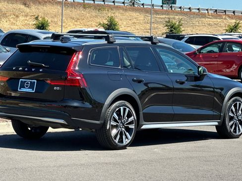 Used 2025 Volvo V60 B5 Cross Country Ultra w/ Climate Package AWD/4WD image 3