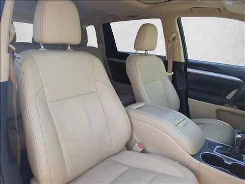 Used 2015 Toyota Highlander XLE image 29