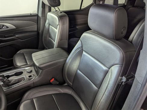 Used 2022 Chevrolet Traverse LT image 11