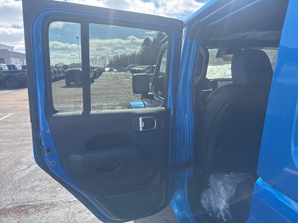 Used 2025 Jeep Wrangler Unlimited Sahara w/ Safety Group AWD/4WD image 39