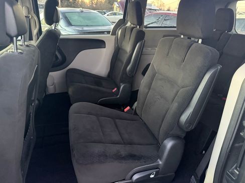 Used 2016 Dodge Grand Caravan SXT image 9