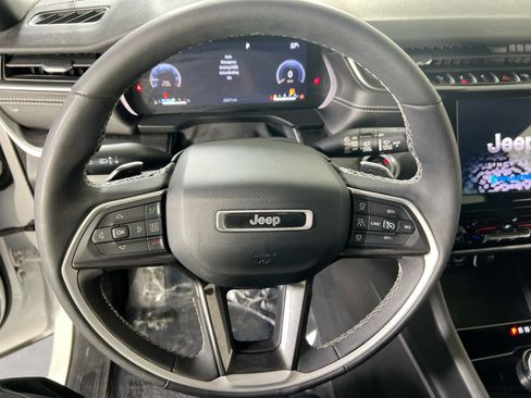 Used 2023 Jeep Grand Cherokee Altitude image 11