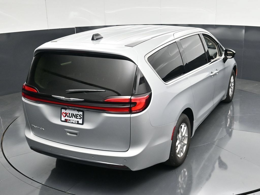 Used 2024 Chrysler Pacifica Touring-L FWD image 44