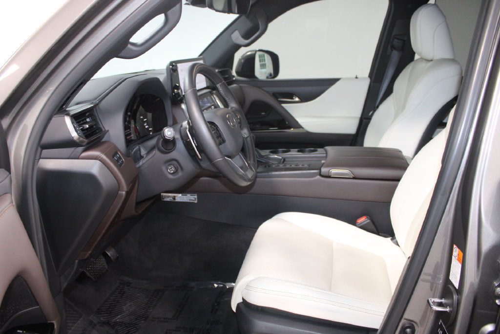 Used 2024 Lexus LX 600 4WD w/ Luxury Package image 22