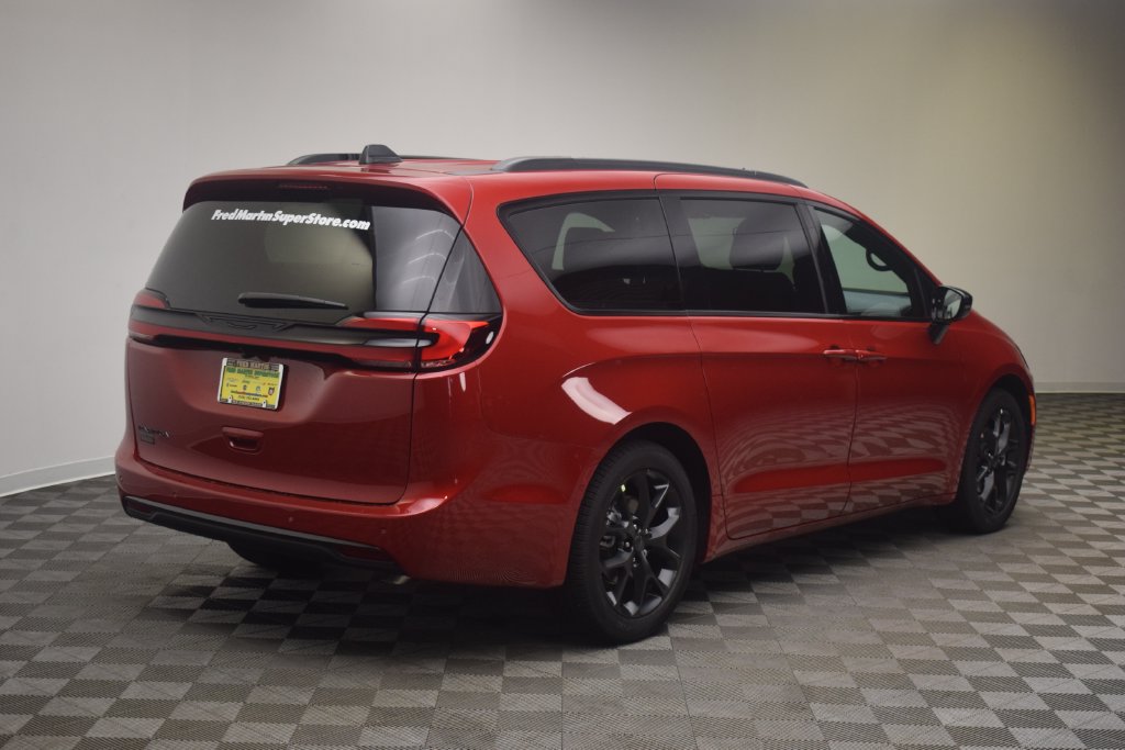 New 2027 Chrysler Pacifica Select FWD image 5