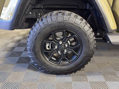 Used 2025 Jeep Gladiator High Tide image 12
