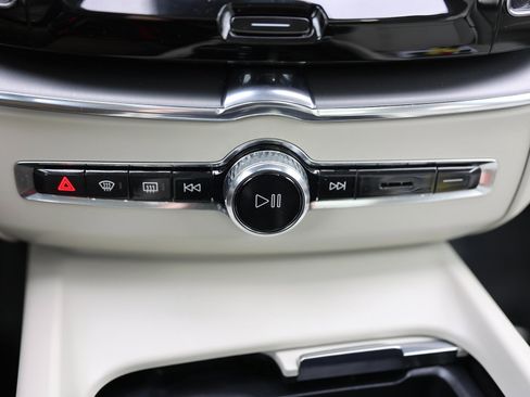 Used 2023 Volvo XC60 B5 Core image 25