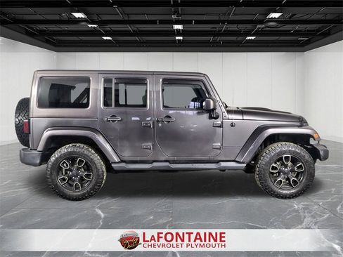 Used 2017 Jeep Wrangler Unlimited Sahara image 9
