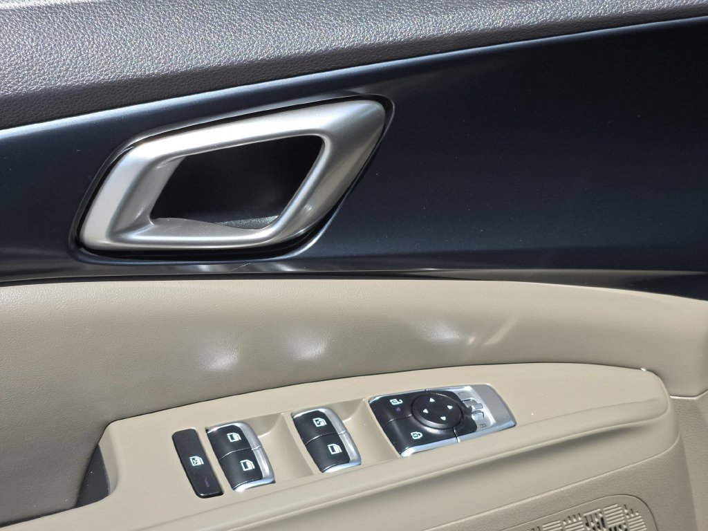 Used 2025 Kia Carnival FWD image 15