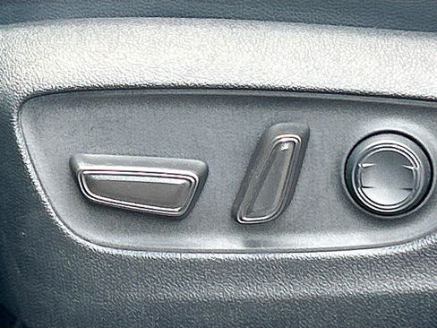 Used 2024 Toyota Highlander XLE FWD image 26