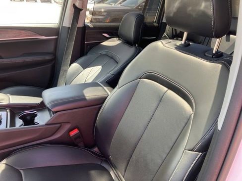 Used 2023 Jeep Grand Cherokee Limited w/ Luxury Tech Group II AWD/4WD image 12