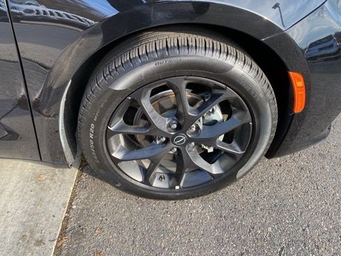 Used 2025 Chrysler Pacifica Limited image 16