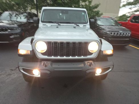 Used 2024 Jeep Gladiator Sport AWD/4WD image 2