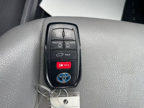 Used 2021 Toyota Sienna XLE w/ XLE Plus Package FWD image 25