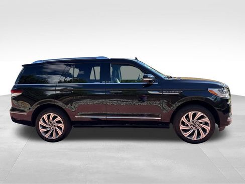 Certified 2024 Lincoln Navigator Premiere AWD/4WD image 11