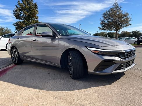 Used 2025 Hyundai Elantra SEL image 5