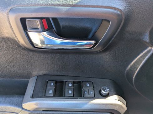 Used 2017 Toyota Tacoma TRD Off-Road w/ Tow Package (A/T) AWD/4WD image 10