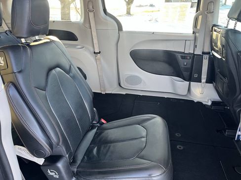 Used 2020 Chrysler Pacifica Touring-L Plus image 37