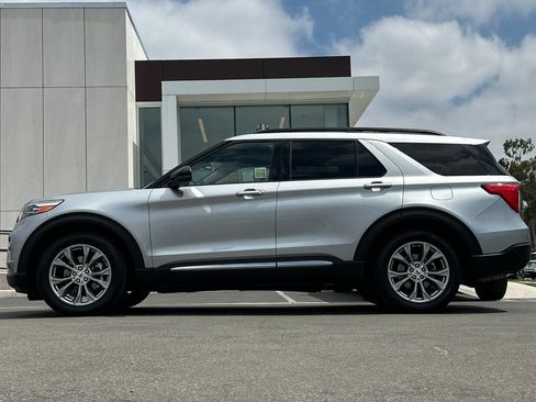 Certified 2022 Ford Explorer XLT w/ Equipment Group 202A RWD image 6
