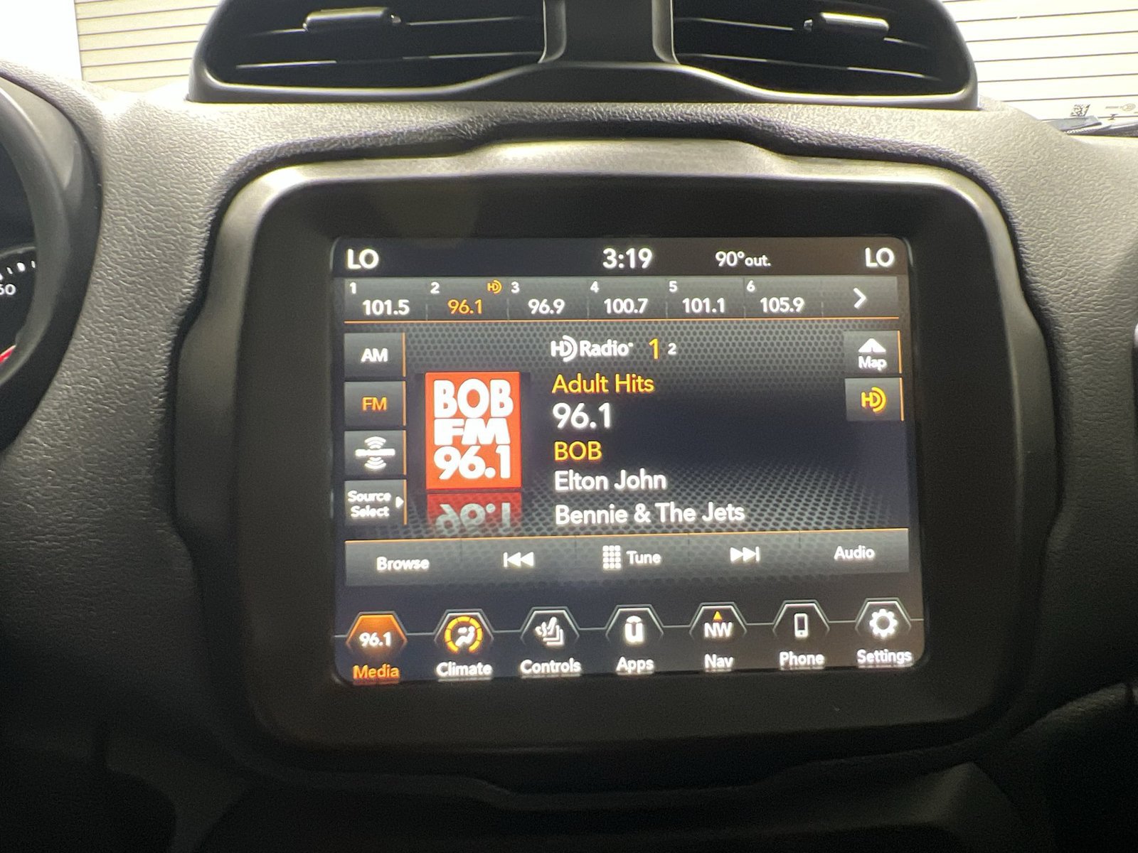 Used 2023 Jeep Renegade Latitude w/ Premium Group AWD/4WD image 16