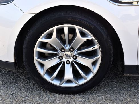 Used 2017 Ford Taurus Limited FWD image 6
