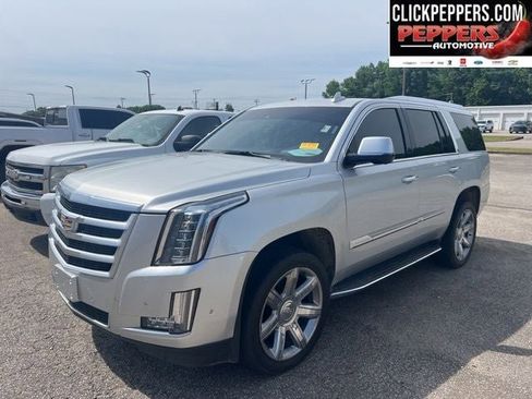 Used 2019 Cadillac Escalade Luxury AWD/4WD image 2
