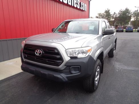Used 2017 Toyota Tacoma SR image 1