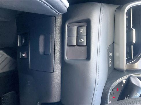 Used 2023 Toyota Highlander L FWD image 33