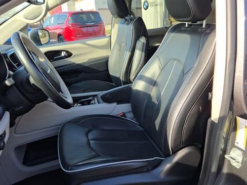 Certified 2021 Chrysler Pacifica Limited image 23