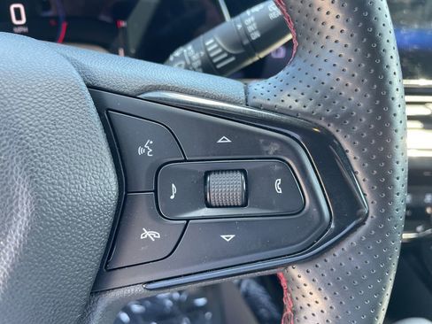 Used 2025 Chevrolet Trax RS FWD image 15
