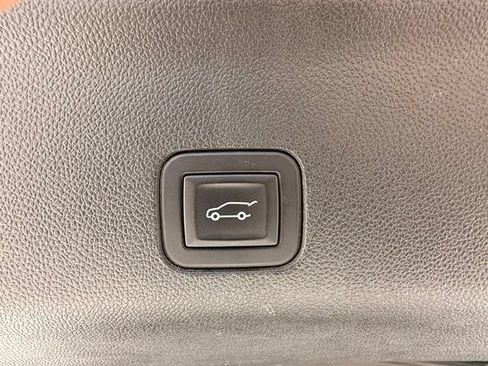 Used 2025 Chevrolet Tahoe Premier AWD/4WD image 24