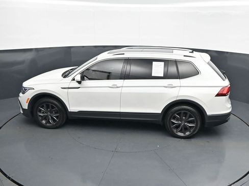 Used 2023 Volkswagen Tiguan SE w/ Panoramic Sunroof Package FWD image 16