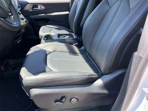 New 2026 Chrysler Pacifica Select image 21