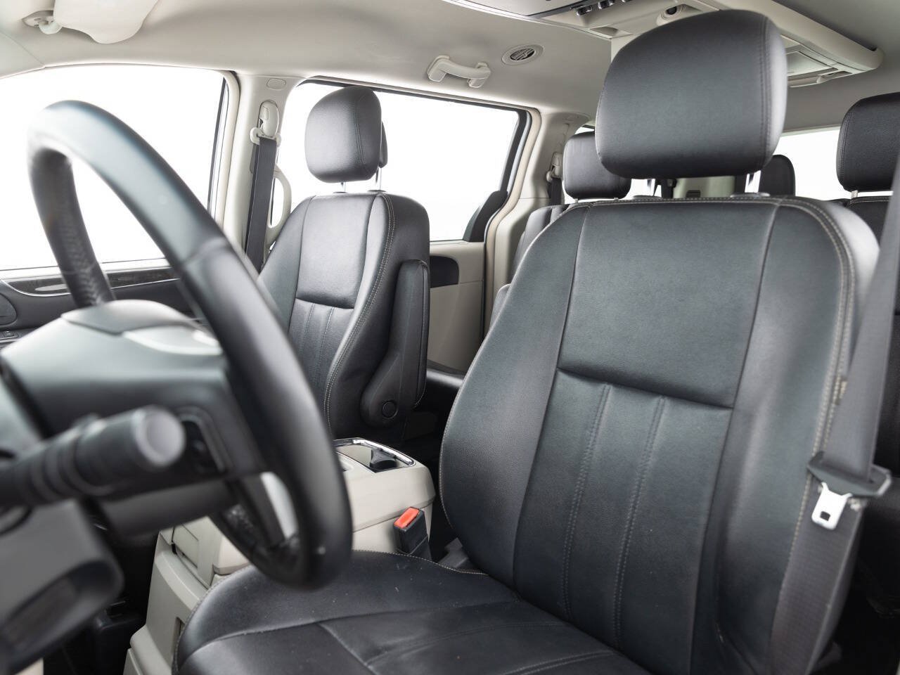 Used 2016 Chrysler Town & Country Touring FWD image 22