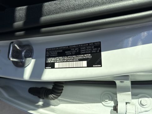 Used 2025 Volvo XC40 B5 Core image 37