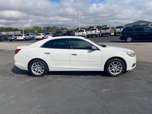 Used 2016 Chevrolet Malibu LT w/ Power Convenience Package FWD image 4