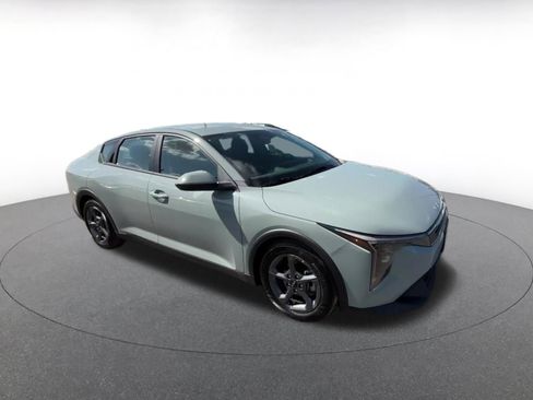 Used 2025 Kia K4 LXS FWD image 2