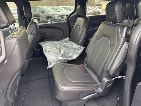 New 2026 Chrysler Pacifica Select image 21