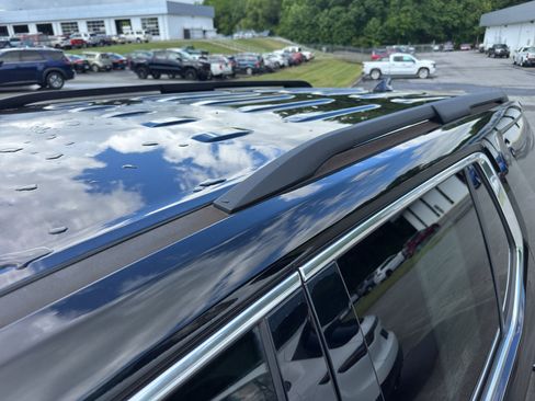Used 2021 Chevrolet Traverse LT FWD image 6
