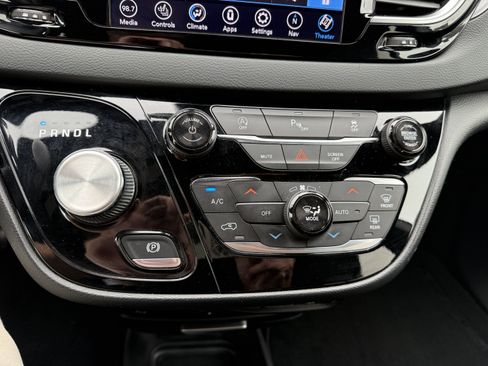 Used 2018 Chrysler Pacifica Touring-L Plus w/ S Appearance Package FWD image 31
