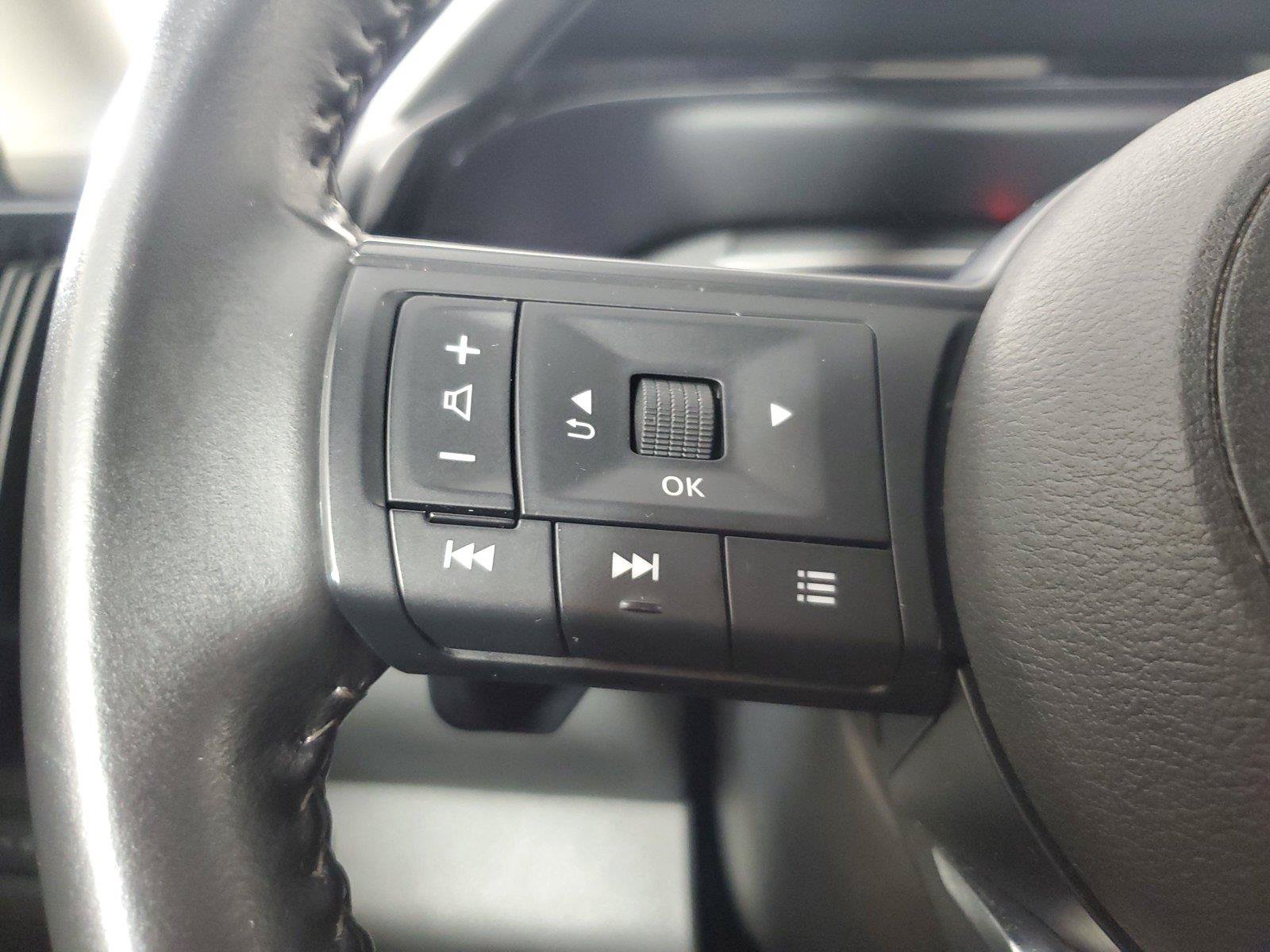 Used 2025 Nissan Pathfinder SV FWD image 23