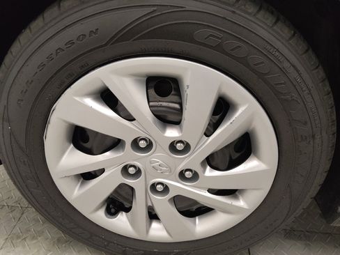 Used 2017 Hyundai Elantra SE image 31