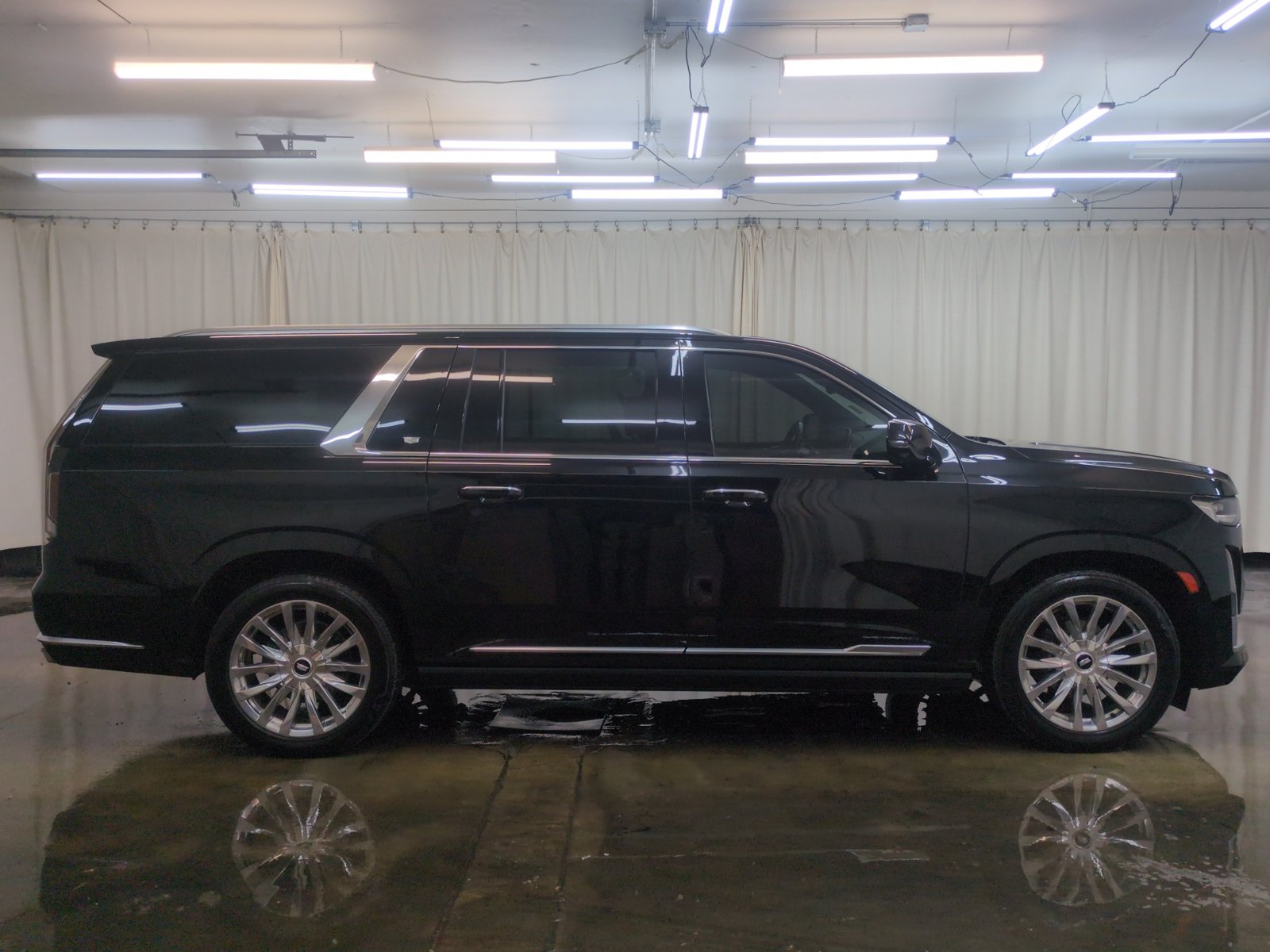 Used 2024 Cadillac Escalade ESV Premium Luxury w/ Performance Package AWD/4WD image 4