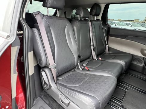 Used 2025 Kia Carnival EX FWD image 19