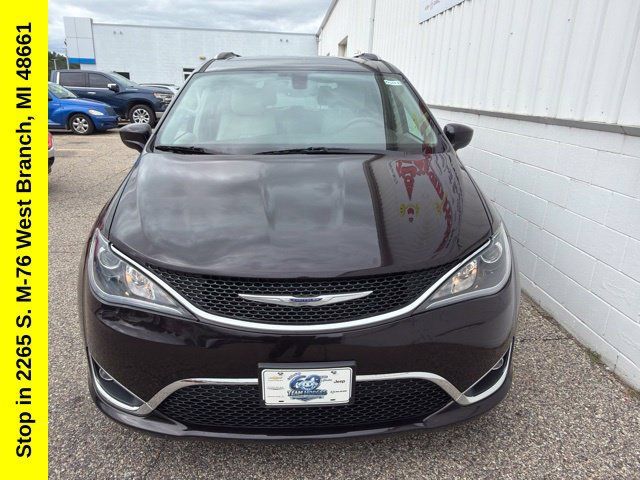 Used 2017 Chrysler Pacifica Touring-L Plus FWD image 4